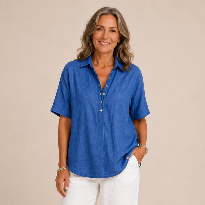 Eva | Blus med krage och knappdetalj