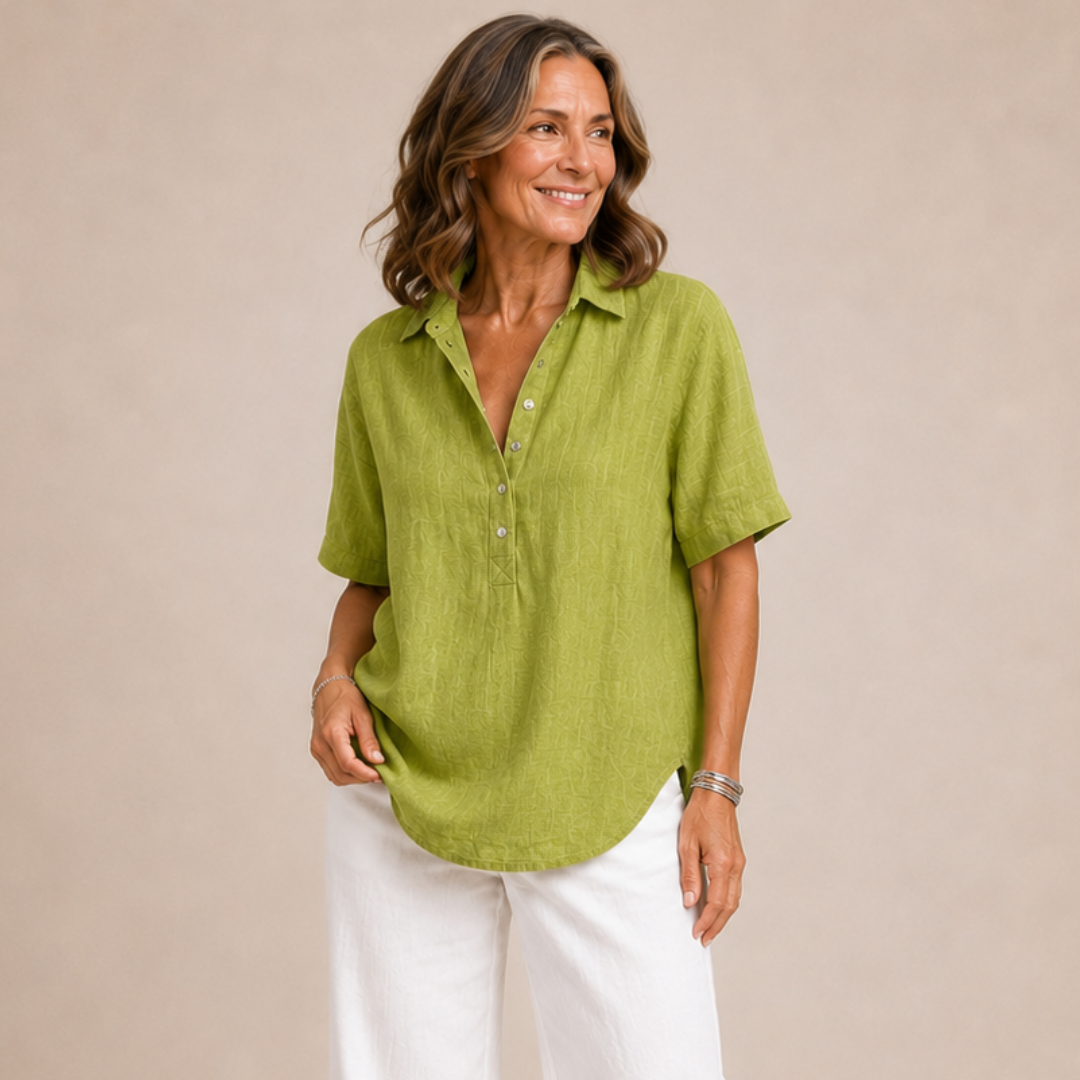 Eva | Blus med krage och knappdetalj