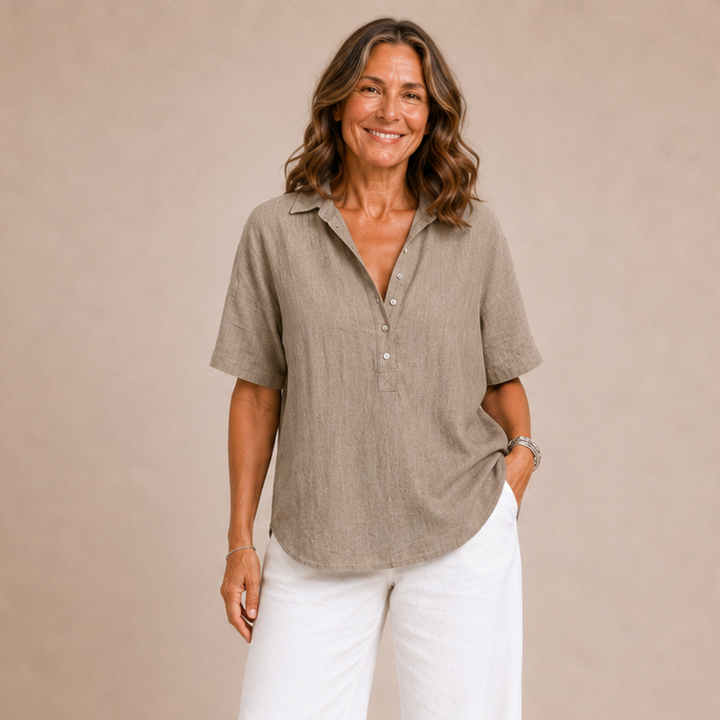 Eva | Blus med krage och knappdetalj
